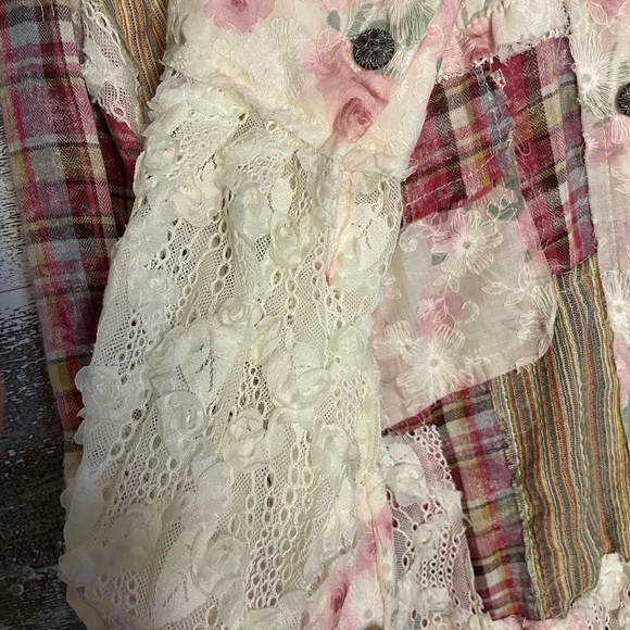 POL Lace-Trim Floral Blouse in Pink and Cream - Picture 8 of 15